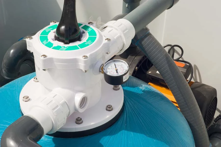 Intérieur d'installation technique avec équipement de filtration d'eau
