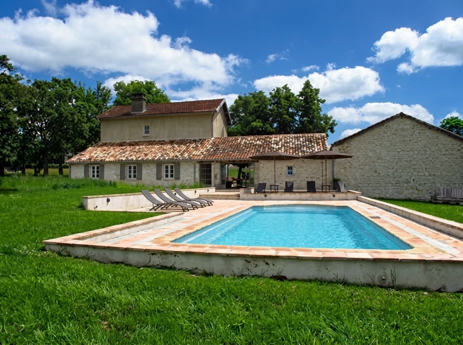 Photographie professionnelle d'une mini-piscine ou piscine de petite à moyenne taille installée dans un espace résidentiel restreint ou un jardin urbain compact. La piscine présente une coque polyester de forme épurée et moderne. Elle est entourée d'une terrasse carrelée ou en composite fonctionnelle et élégante, adaptée à l'espace limité. Un aménagement paysager discret mais soigné complète la scène (quelques plantes en pots, éclairage subtil). L'image est prise de jour en conditions optimales, montrant l'eau cristalline et l'intégration harmonieuse de la piscine dans son environnement urbain ou résidentiel contraint. Cette photographie doit illustrer la capacité de Piscines d'Aquitaine à créer des solutions de baignade adaptées aux petits espaces.